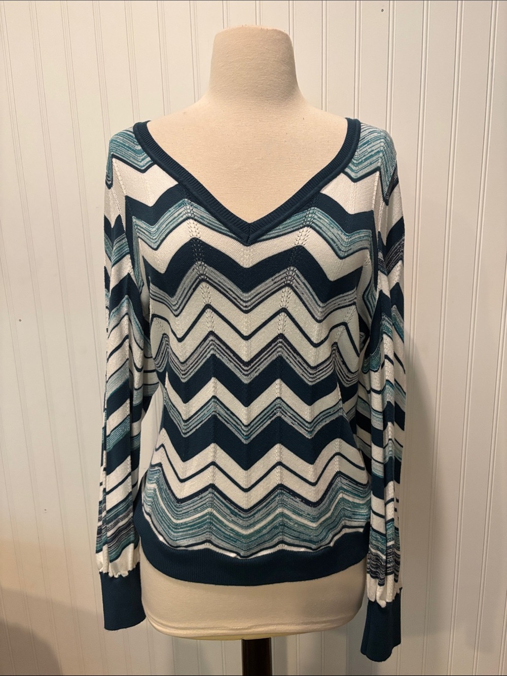White House Black Market Chevron V-Neck Women's Sweater in Teal and White Sz M